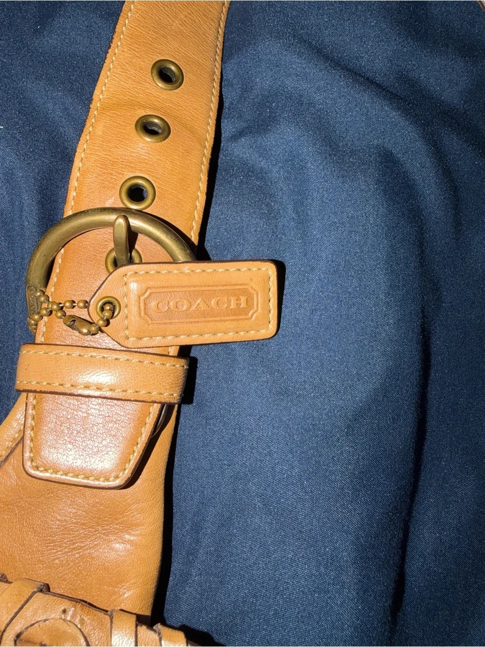 Coach Women's Leather crossbody Bag in tan. Style 9540 - Picture 7 of 11